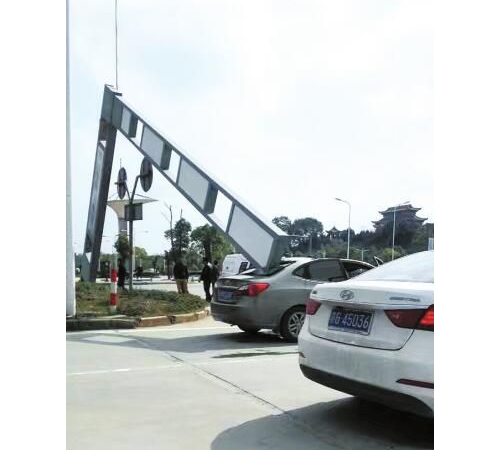 红绿灯杆倒下砸中小车 幸无人员伤亡