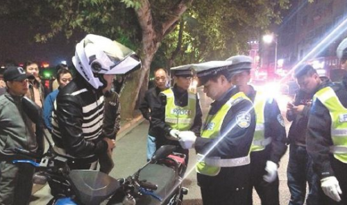 九江夜查“疯狂”摩托 一晚逮住39辆