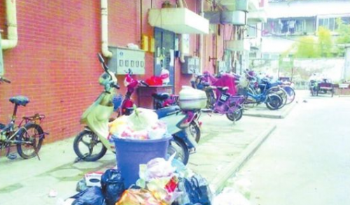 九江正兴小区遭遇垃圾“围城”