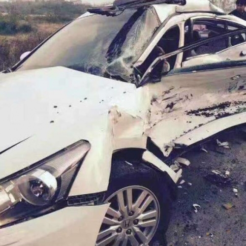 昌九快车道又是车祸 货车和小车相撞 伤者生死未卜