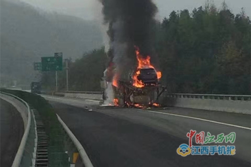 大广高速九江修水境内半挂车起火 所载商品车烧成空壳（组图）
