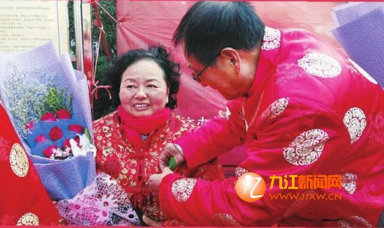 杨青给老伴祝玉霞戴花。