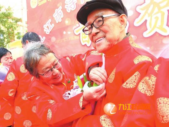 85岁的张昌宁奶奶给91岁的杨清饶大爷戴花庆祝钻石婚。