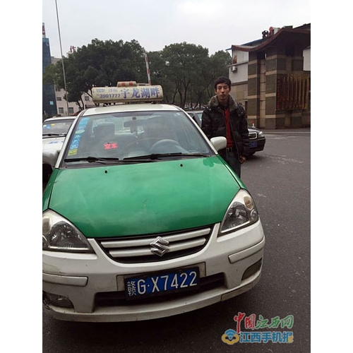 护送破羊水孕妇遇上高峰期 九江一的哥不惜闯红灯