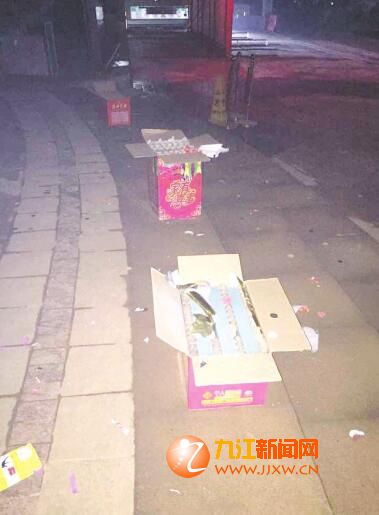 半夜搬家炮后一地狼藉。