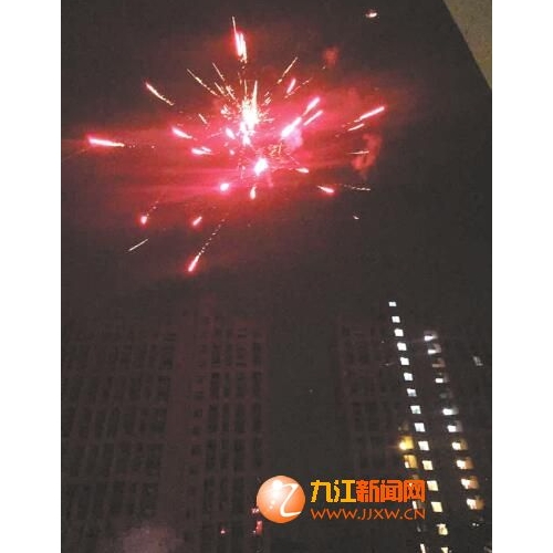 记者夜探九江“搬家炮” 烟花冲天惊醒一片