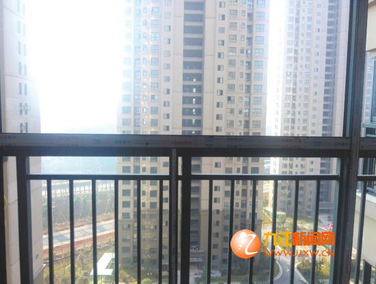 业主认为框架叠加阳台护栏不合理。（图片由业主提供）