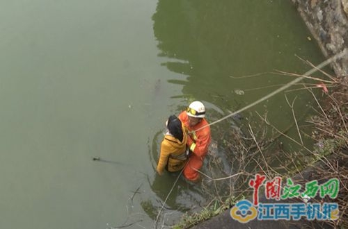 九江都昌：女子跳入池塘轻生 疑因感情问题想不开(组图)