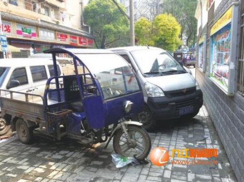 九江：车辆占据人行道 市民通行受阻