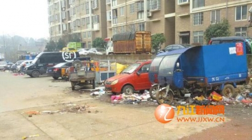 九江阳光一百小区前 路边成废品带无人清理