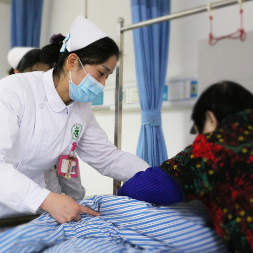 走在善的路上——记九江市第三人民医院呼吸一科护士长房丽萍