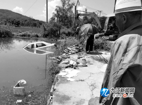 这样胡闹可不行：探亲路上夫妻俩拌嘴 丈夫气得把车开进池塘