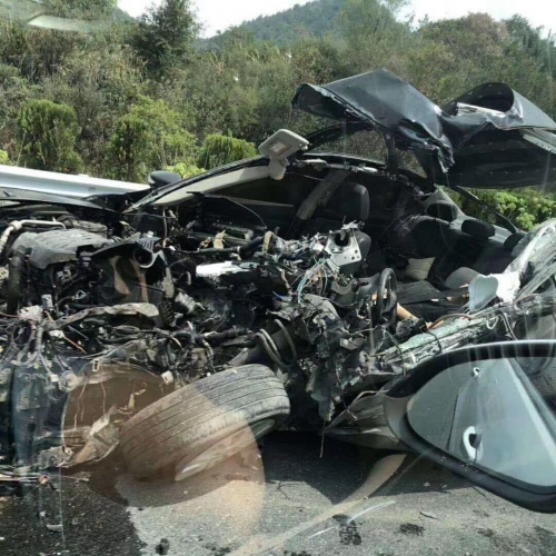 九江高速路段发生惨烈车祸！一车失控撞上高速护栏，一人身亡！