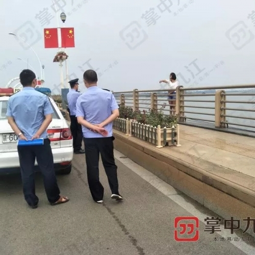 惊魂一幕！女子八里湖大桥跳桥瞬间，九江这群人紧紧拽住了她的手