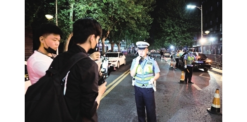 九江交警开展“零点行动”网络直播，40分钟共查处酒驾9起