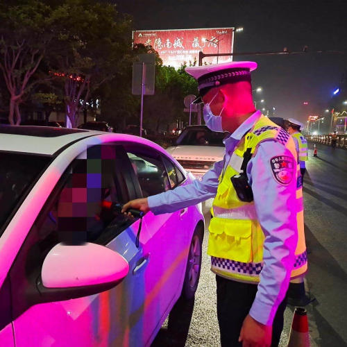 哭笑不得！九江男子遇交警查酒驾 撇下妻女撒腿就跑