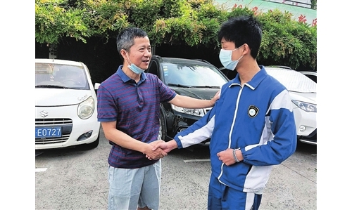 耄耋老人街头体力不支向路人求助，九江学生毫不犹豫伸出援手