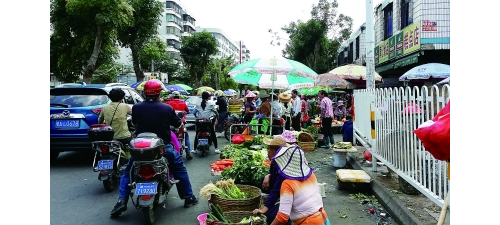 九江摊贩占行道 市民散步难 执法大队：已清理并将加强巡查