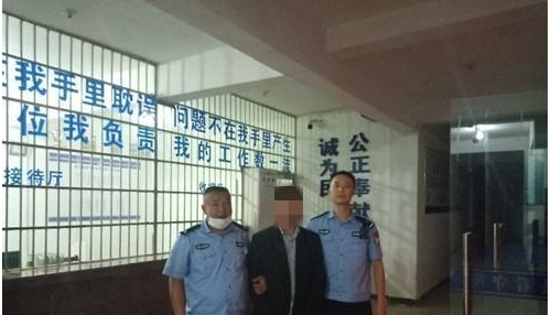 该抓！男子驾驶无牌摩托车遇查 辱骂、踢伤民警被刑拘