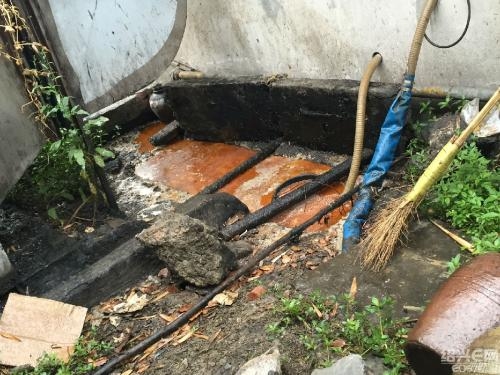 餐馆污水乱排 铁路新村楼上居民不堪受扰