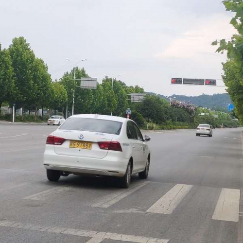 莲花大道教练车私家车无视红绿灯 肆意闯红灯而行！