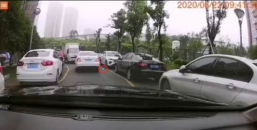向不文明现象说不，九江车主车窗抛物被后车霸气扔回