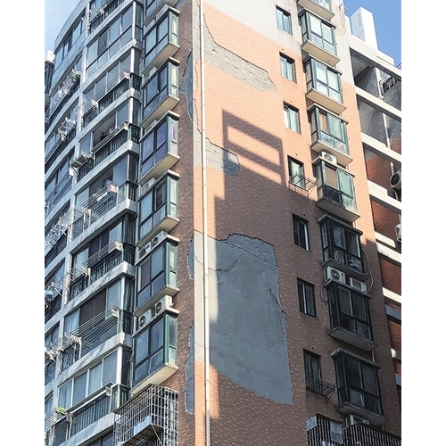 香域半山小区外墙瓷砖脱落严重，居民为安全担忧，盼尽快消除隐患