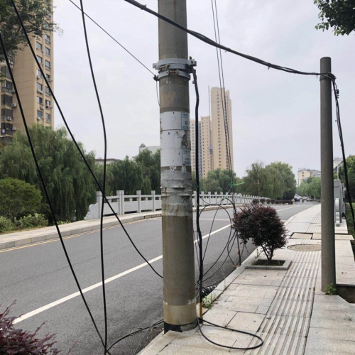 线缆散落一地，看着真吓人！ 相关单位回复啦→