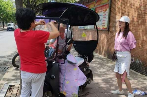 电动车主扎堆安装遮阳棚 交警提醒：查到必拆！