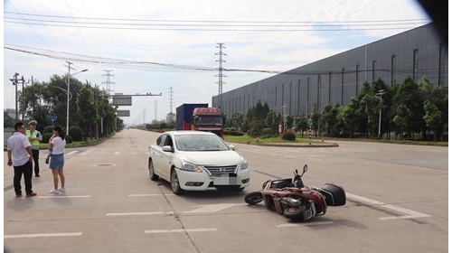 电动车闯红灯撞上小汽车 交警：电动车车主负全责！
