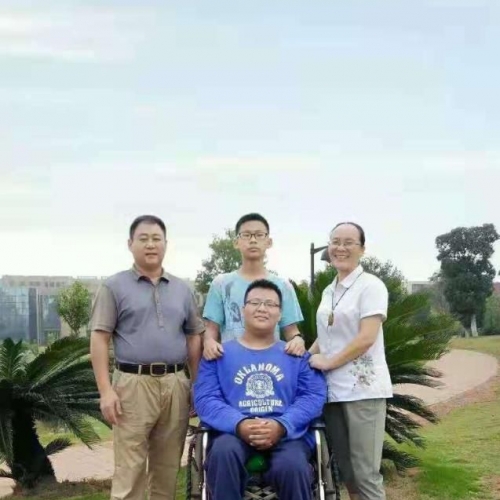 “爸爸就是你的腿！”九江父亲十几年背瘫痪儿子上学