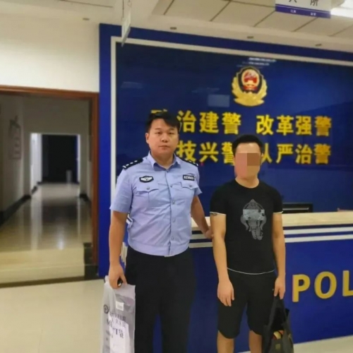 太嚣张！九江一司机在辅道逆向停车，还用菜刀威胁执勤人员