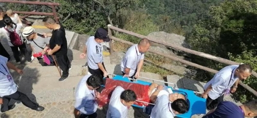 游客晕倒在景区 庐山公安爬千级陡峭台阶救助