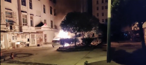 九江一汽车深夜爆燃，现场火势凶猛，响声不断……