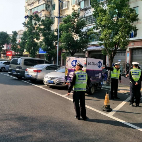 公用车位被私家餐馆霸占 九江市交通指挥中心回复→