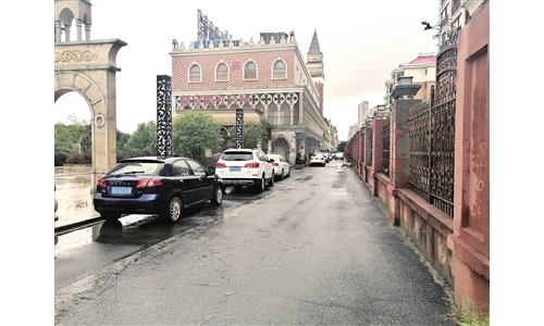 这条路停车不规范 市民盼立路名整治