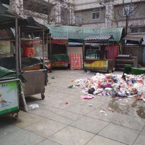 九江学院小吃摊生意“红火”，卫生堪忧! 物业:将进行整改
