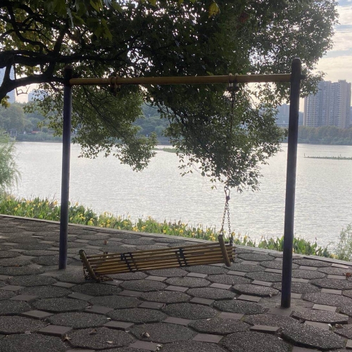 南门湖边一休闲摇椅链条断裂 相关部门将进行拆除