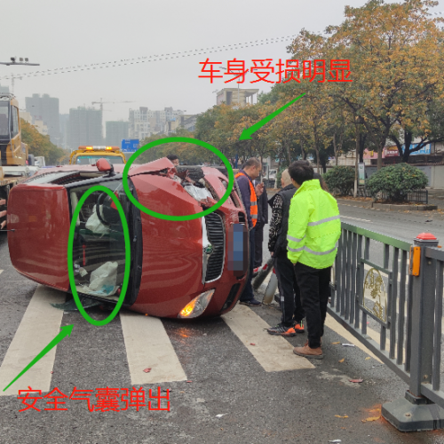 这是咋开的？九江一辆小轿车发生侧翻