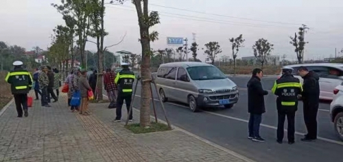 真能“装”！九江一辆7座客车竟塞下13人，该查!