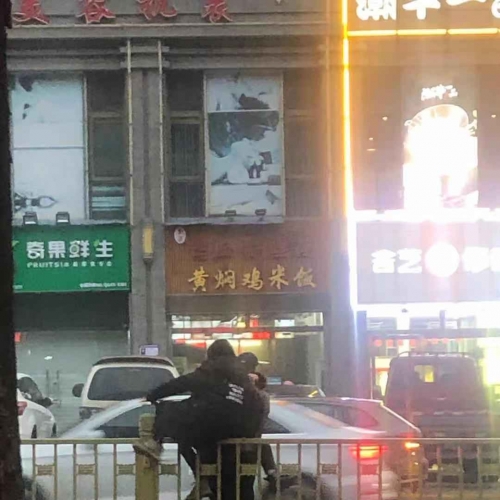 @九江人，向不文明行为说“不”：市民翻越护栏，危险！