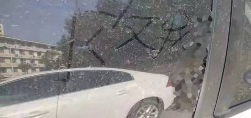 九江一车窗上惊现“救命”字样，民警查找后竟然是......