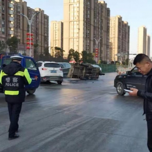 九江一地路滑刹不住 五车相撞！提醒：减速慢行，保持车距