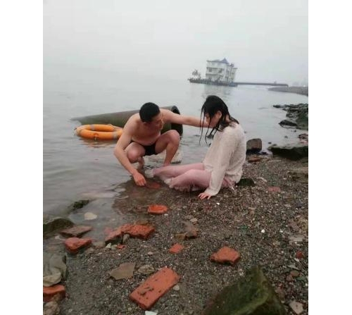 生死瞬间！九江民警三分钟救起跳江女子