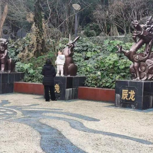 随意攀爬有危险 请文明出游