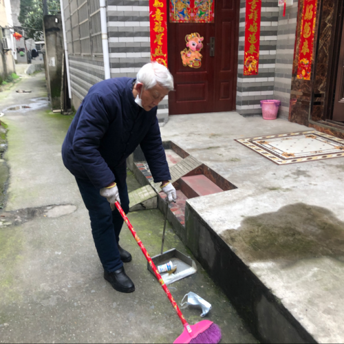 不计回报!九江八旬老人义务为小区“美容”20多年