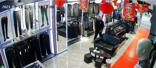 28秒！九江一男子趁店家不备“顺”走一件衣服