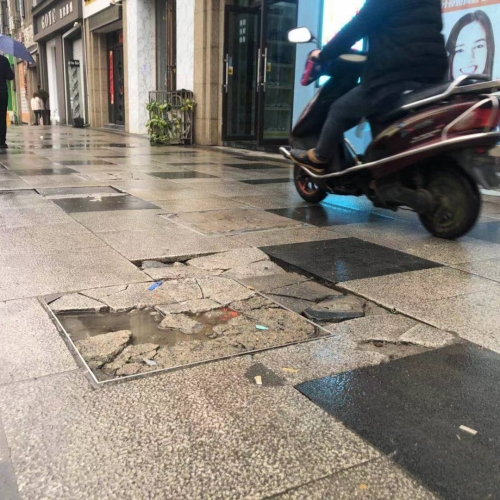 ​远洲九悦廷小区外人行道破损严重，究竟谁来修?