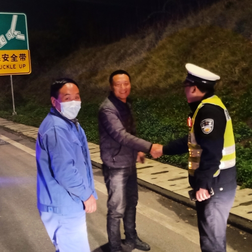 被同伴“遗弃”？山东一男子在九江高速闹乌龙，交警及时救助释疑惑
