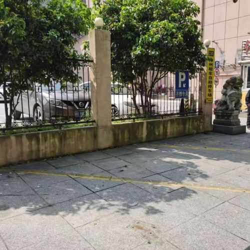 ​停车场占用人行道引市民质疑！维也纳酒店滨江路店:执法部门施划，供停车场使用